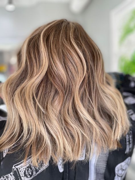 Blonde teasylights with root shadow. #caramelhaircolour #denverhairsalon #denverhairstylist #rootshadow #rootmelt Partial Foil Balayage, Foilage Balayage Blonde, Partial Blonde Balayage On Brown Hair, Foilage Balayage Brunette, Partial Balayage Blonde, Foilage Balayage, Blonde Caramel Highlights, Blonde Foils, Lob Hair