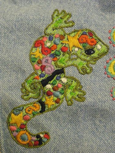 Gecko on Aubrey's jacket. Lizards, Gecko, Scrapbook Ideas, New Art, Craft Ideas, Kids Rugs, Textiles, Embroidery, Sewing