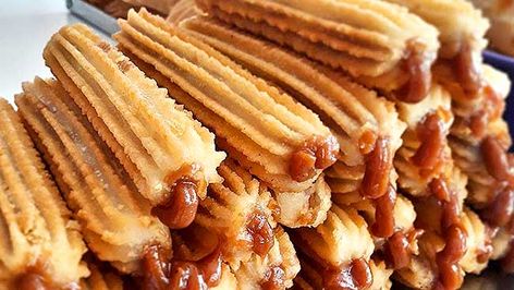 Receta de Churros Rellenos Bakery Sweets, Churros Recipe, Peter Pettigrew, Apple Cookies, Pretty Dessert, Food Cakes, Cinnamon Apples, Yummy Treats, Cheddar