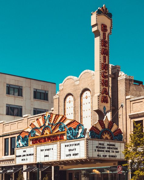 Old Fashioned Movie Theater, Old Theater Aesthetic, Bar With Stage, Retro Movie Theater, Old Movie Theater, Bear Shelf, Java Sok, Old Theater, Cinema Movie Theater