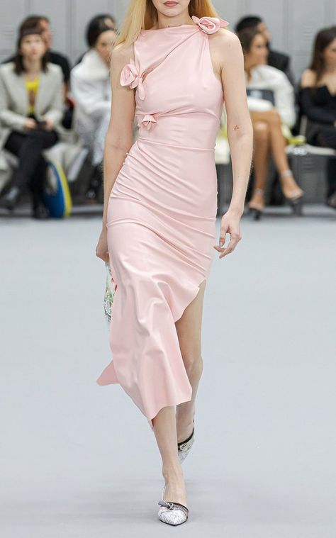 Vouge Fashion Runway 2023, Coperni Rose Dress, Rosette Dress, Luxury Lifestyle Fashion, Royal Outfits, Pink Outfits, Runway Collection, Pink Fashion, Paris Fashion