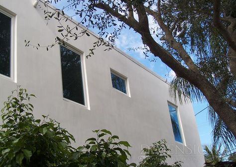 This LEED certified residence is an example of a contemporary style architecture, with white Italian Lime plaster. Plaster Facade, Plaster House, Lime Plaster, Facade Ideas, Lime Paint, White Italian, Stucco Exterior, Venetian Plaster, West Palm