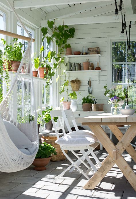 some of the most gorgeous sunrooms Summer House Interiors, Sunroom Furniture, Vibeke Design, Sunroom Decorating, Sunroom Designs, Sunrooms, Outdoor Rooms, Design Case, Garden Room