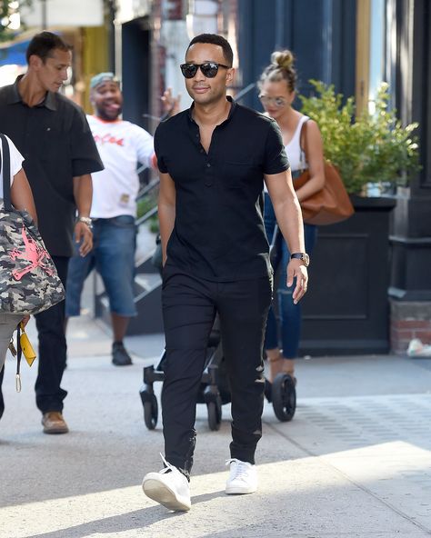 Black Gentleman Style, Tshirt Outfit Men, Business Casual Fits, Beckham Style Outfits, Black Chinos Men, David Beckham Style Outfits, Men Outfit Inspiration, David Beckham Style, Polo Shirt Outfits