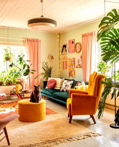 Lots Of Plants, Deco Studio, Interior Vintage, Colourful Living Room, Eclectic Living Room, Apartment Decor Inspiration, Apartment Inspiration, Retro Home Decor, Boho Living Room