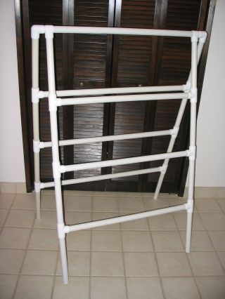 DIY PVC clothes drying rack Pvc Pipe Rack, Diy Clothes Rack Pvc, Diy Lavanderia, Pool Oasis, Diy Clothes Rack, Pipe Rack, Pvc Pipe Crafts, Pvc Pipe Projects, Pvc Projects