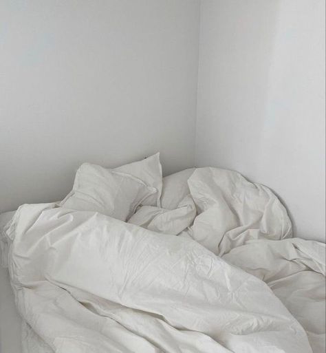 Bedroom Inspirations For Small Rooms, White Vibe, Minimalist Girl, Spring Bedroom, Modern Cozy Living Room, Vintage Farmhouse Kitchen, Vanilla Girl, White Sheets, Aesthetic Rooms