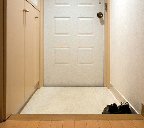 Odors Japanese Foyer, Genkan Ideas, Genkan Entrance, Japanese Entrance, Home Cleaning Remedies, Japanese Scandinavian, Zen House, Diy Toilet, Bathroom Smells