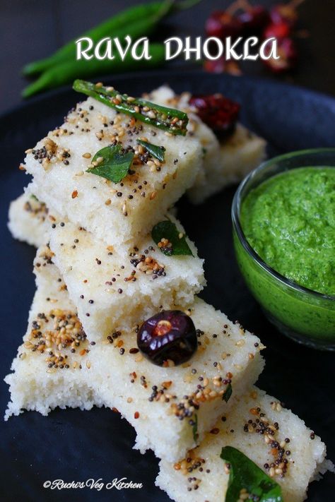 INSTANT RAVA DHOKLA Rava Dhokla Recipe, Instant Dhokla Recipe, Deep Fried Recipes, Vegetarian Platter, Dhokla Recipe, Afternoon Tea Recipes, Monsoon Season, Gujarati Food, Easy Summer Meals