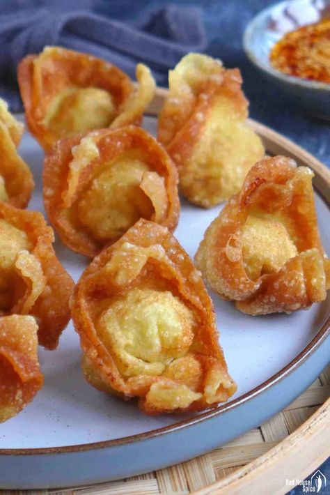 Juicy filling wrapped with crispy pastry, fried wontons make a crowd-pleasing appetizer. They can be either deep-fried or air-fried. Deep Fried Wonton Recipes, Fried Wonton Recipes, Wonton Filling Recipes, Air Fried Vegetable Recipes, Deep Fried Wontons, Dumplings Asian, Bao Zi, Fried Wonton, Banh Mi Recipe