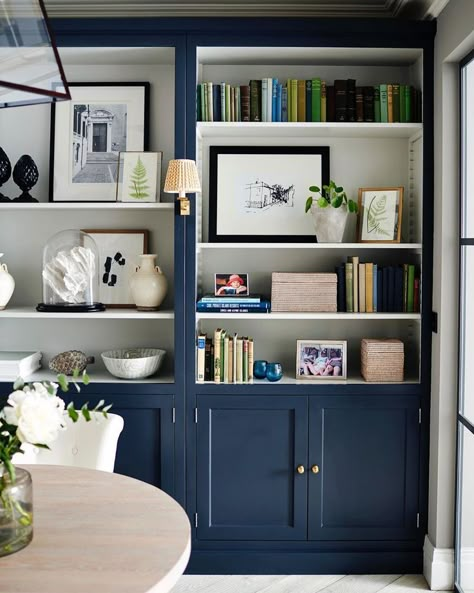 Bookshelf Styling Ideas. Navy Blue Built-in Bookcase. Accessorizing Ideas for Built-Ins. Home Decor for Bookshelves. Sims Hilditch, Parsons Green, Bookcase Styling, Muebles Living, Built In Bookcase, Home Library, Home Office Design, Front Room, Room Table