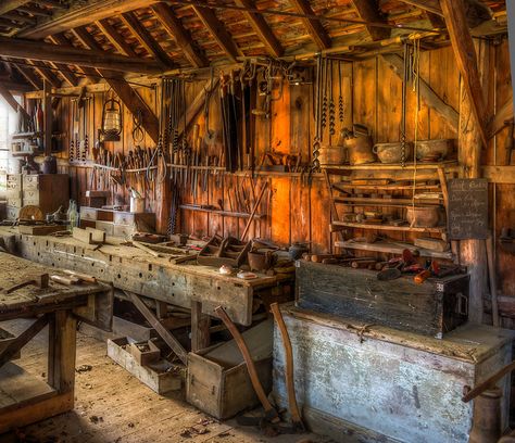 A late 19th century carpenter's workshop with its original tools. Now in the Weald and Downland Museum. by Anguskirk, via Flickr Carpenter Workshop Ideas, Craftsman Workshop, Wood Trellis, Workshop Layout, Carpentry Workshop, Wood Mantle, Antique Tools, Shop Layout, Wood Working Gifts