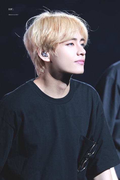 Taehyung Blonde Hair, Taehyung Blonde, Bts 2018, V Bts Wallpaper, Celebrity Art, Fan Fiction, Daegu, V Taehyung, Famous Celebrities