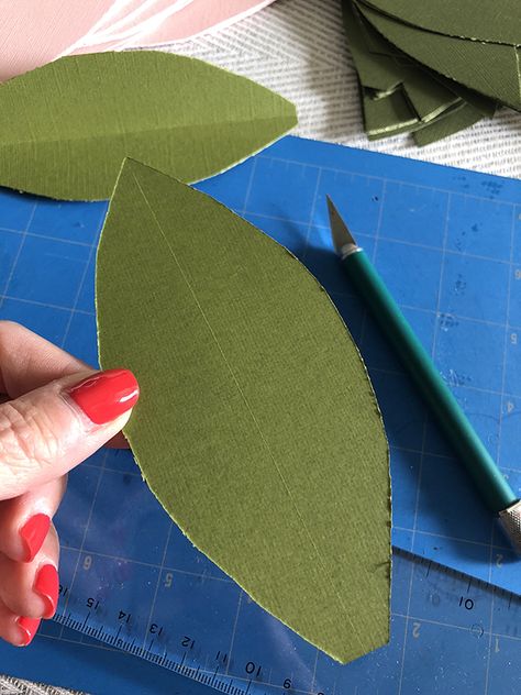 Paper Leaf Garland, Burlap Wedding Arch, Diy Leaf Garland, Paper Rose Template, Autumn Leaves Craft, Paper Leaf, Deco Jungle, Book Page Crafts, Easy Candles