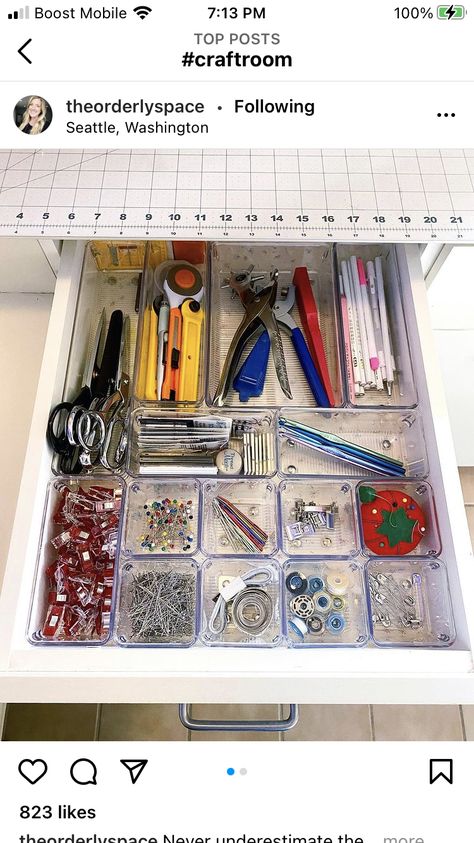 Sewing Drawer Organization, Tiny Sewing Room, Desk Drawer Organisation, Sewing Tools Organizer, Craft Closet Organization, Knitting Room, Sewing Desk, Design Studio Workspace, Sewing Room Inspiration