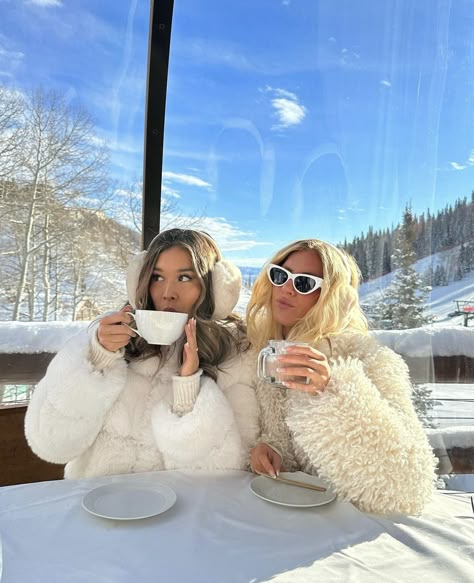 Mode Au Ski, Vinter Mode Outfits, Ski Trip Outfit, Aspen Ski, Apres Ski Party, Winter Outfits Aesthetic, Winter Travel Outfit, Classy Winter Outfits, Ootd Winter