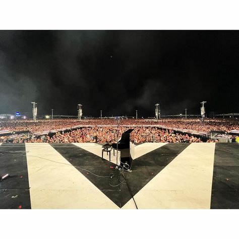 HL Daily On Tour on Twitter: "The view from Harry’s piano at Reggio Emilia ❤️ 📸: alexjoakley https://t.co/IwrTwwrWeS" / Twitter Piano Songs, Harry Styles Photos, Harry Styles Love On Tour, Stage Set, Treat People With Kindness, Reggio Emilia, Harry Edward Styles, Edward Styles, Love On Tour