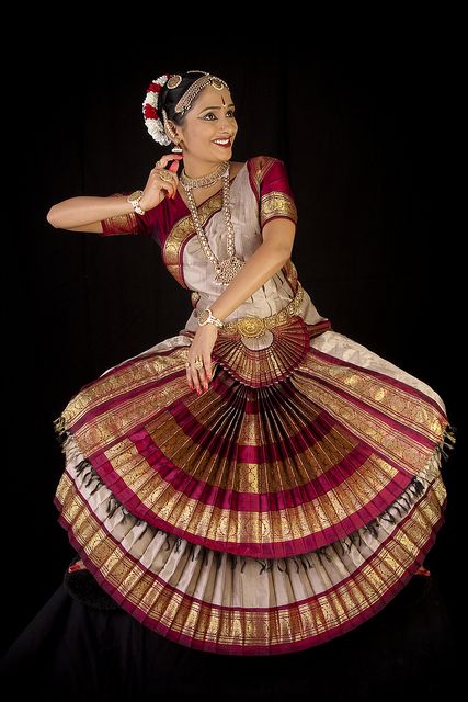 Bharatanatyam: A Classic by sindhoor, via Flickr Bharatanatyam Costume, Bharatanatyam Dancer, Indian Classical Dancer, Bharatanatyam Poses, Dance Of India, Dance Stage, Indian Classical Dance, Traditional Dance, Indian Dance