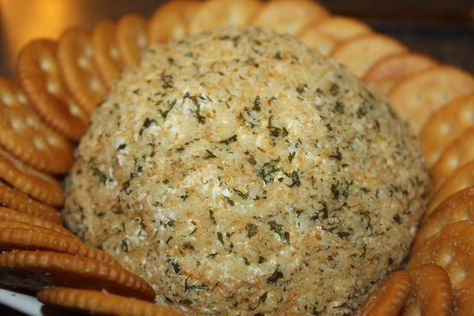 Jalapeno Popper Cheese Ball Recipe - A great recipe to add a little spice to a traditional appetizer. Quick and easy to make! Jalopena Poppers, Popper Cheese Ball, Old World Garden, Cheese Ball Recipe, Cucumber Slices, Christmas Meal, Low Card, Jalapeno Cheese, Top Chicken Recipes