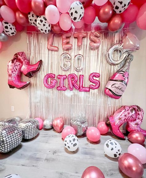 Cowgirl Sleepover Ideas, Pink Cowboy Birthday Party, Pink Cowboy Party, Pink Birthday Party Decorations, Cowgirl Party Decorations, Pink Party Theme, Cow Birthday Parties, Cowgirl Bachelorette Parties, Sweet Sixteen Birthday Party Ideas