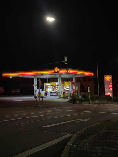 Late Night Diner Aesthetic, Late Night Gas Station Aesthetic, Gasstation Aesthetic, Gas Station Aesthetic, Diner Aesthetic, Vans Aesthetic, Shell Gas Station, 2020 Aesthetic, Nostalgic Pictures