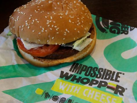 Burger King's new meatless Whopper isn't completely vegetarian - INSIDER Impossible Whopper, Meatless Burgers, Plant Based Burgers, Impossible Burger, Meat Alternatives, Vegan Fitness, Fast Food Chains, Delicious Burgers, Restaurant Branding