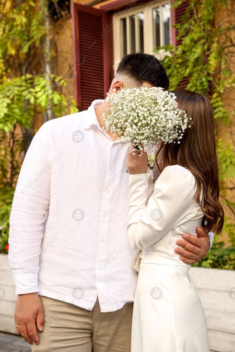 Couple Photoshoot With Bouquet, Couple Photos With Flower Bouquet, Flower Bouquet Couple Photoshoot, Couple Poses With Bouquet, Bouquet Poses, Hoco Pose, Greenhouse Engagement, Bride And Groom Kissing, Couple Dance