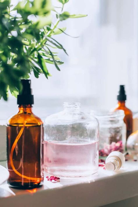 5 Ways to Make Your Own Facial Mist Diy Face Mist, Homemade Moisturizer, Hello Glow, Natural Beauty Recipes, Moisturized Skin, Cheap Beauty Products, Diy Facial, Skin Remedies, Face Hydration