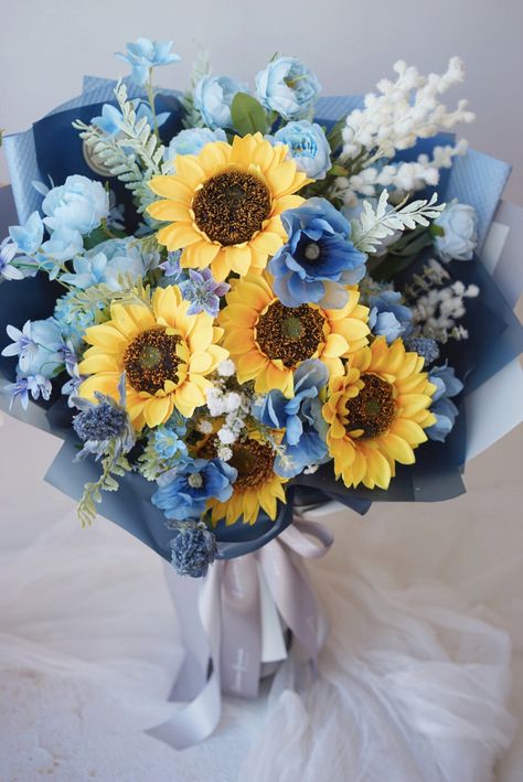 Sunflowers And Blue Hydrangeas, Sunflower Blue Bouquet, Blue Sunflower Wedding, Blue Hydrangea Bouquet, Blue Flower Arrangements, Graduation Flowers, Flower Arrangement Designs, Prettiest Bouquet, Hydrangea Bouquet