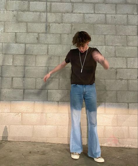 Bell Jeans Outfit, Bell Bottom Jeans Outfit, Bell Bottoms Outfit, Kobe Bryant Pictures, Bell Jeans, Jeans Outfit Men, 80s And 90s Fashion, Bottom Jeans, Retro Men