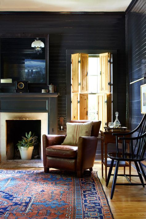 Cozy Texas Farmhouse Living Room with Fireplace California Interior Design Style, Moody Craftsman, Historic House Renovation, Movie Interior, California Interior Design, Male Living Space, Salon Simple, Balinese Decor, Elsie De Wolfe