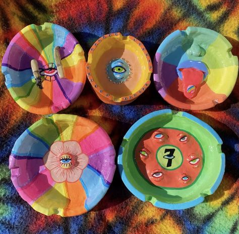 rainbow trippy colorful clay ashtrays by Vivien Illustrations Trippy Clay Ideas, Trippy Clay Ashtray, Trippy Pottery, Trippy Ceramics, Trippy Ashtray, Trippy Clay Art, Ashtrays Clay, Clay Ashtray Ideas, Clay Ashtrays