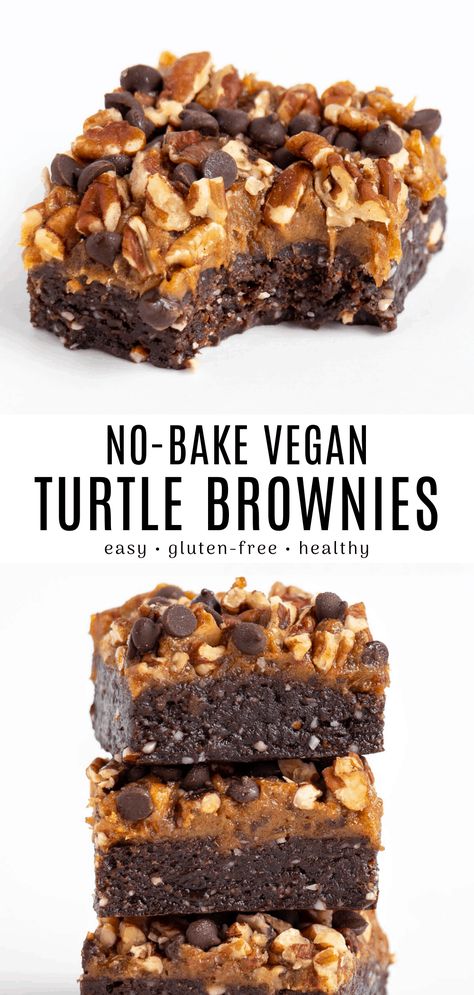 These no bake turtle brownies are an easy dessert recipe! It's vegan, gluten-free, and contains no refined sugar. Enjoy a soft and chewy raw brownie topped with caramel, pecans, and chocolate chips. #fromscratch #easy #vegan #nobake #glutenfree #chocolate #caramel #pecans Raw Vegan Brownies, Healthy Vegan Dessert, Deserturi Raw Vegan, Turtle Brownies, Raw Brownies, Cheesecake Vegan, Desserts Vegan, Raw Desserts, S'mores