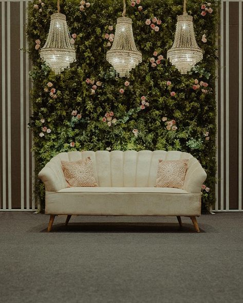 Stage Sofa For Wedding, Wedding Stage Couch, Couple Sofa For Wedding, Wedding Stage Sofa, Wedding Green Wall Backdrop, Reception Photobooth Ideas, Reception Sofa Design, Wedding Couch Seating, Wedding Sofa Design