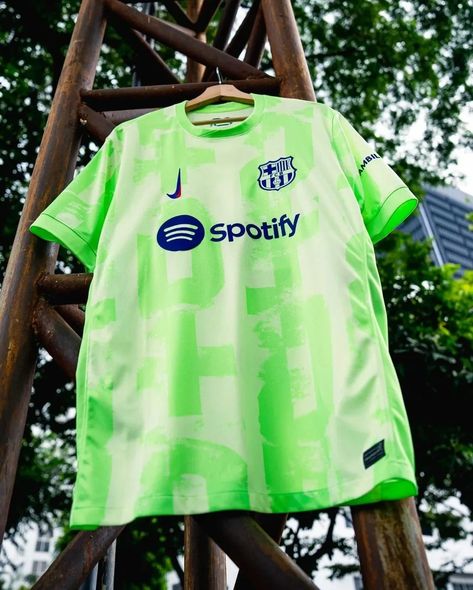 Camisa Barcelona Third 24/25 💚💚 Disponível aqui na @lojanightfutsports! 💥 Pague 2 Leve 3 + Frete Grátis! 🔥 Acesse nosso site e garanta já a sua! 🛒 www.nightfutsports.com.br . . . #futebol #camisadetime #barcelona #viscabarca #barça #lamineyamal #raphinha #lewandowski Manchester United Chelsea, Arsenal Liverpool, World Cup Groups, Orlando Pride, Argentina Football, Soccer Outfit, 2022 Fifa World Cup, West Bromwich Albion, Wolverhampton Wanderers