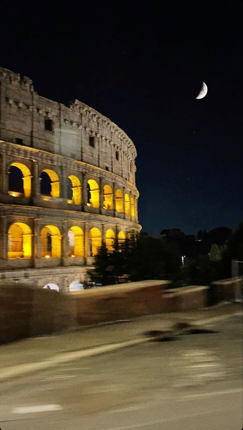 Europe Night Life, Summer In Italy Aesthetic Wallpaper, Italy Trip Aesthetic, Italy Night Aesthetic, Rome Wallpapers, Rome Vibes, Roma Wallpaper, Roma Aesthetic, Summer In Italy Aesthetic