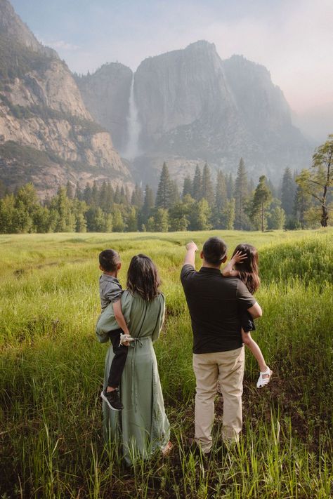 Family posing for photos in Yosemite captured by Alyssa Michele Photo - Yosemite Photographer Yosemite Family Photoshoot, Family Hiking Photography, Yosemite Family Photos, Yosemite Maternity Photos, Yosemite Photoshoot, Yosemite Outfit, Park Brochure, Travel Poses, Mountain Family Photos