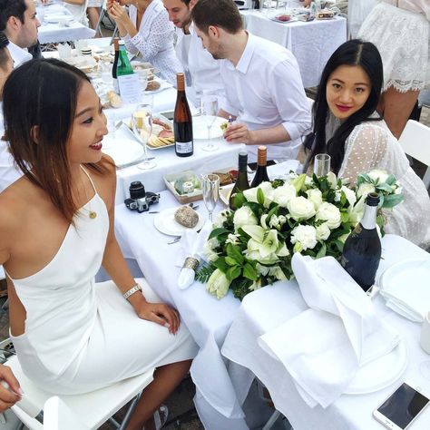 En Blanc Party Outfit, Dinner En Blanc Outfit, Diner En Blanc Outfit Woman, Diner En Blanc Table Ideas, Dress And Sneakers Outfit, Dinner Party Outfits, Bridal Tea Party, White Dinner, Bridal Tea