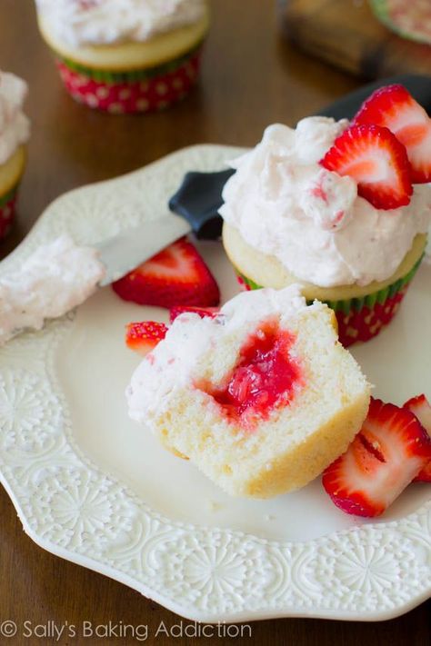 100% Homemade Strawberry Shortcake Cupcakes - these are so easy! Strawberry Shortcake Cupcakes, Shortcake Cupcakes, Deco Cupcake, Kitchenaid Recipes, Homemade Strawberry Shortcake, Strawberry Shortcake Cupcake, Strawberry Shortcakes, Birthday 25, Spring Baking