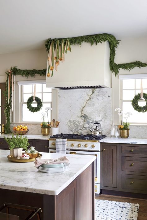 Embellish with Citrus Kitchen Garland, Citrus Christmas, Natural Holiday Decor, Magnolia Garland, Fresh Garlands, Green Centerpieces, Front Door Christmas Decorations, Metallic Christmas, Christmas Dining Room