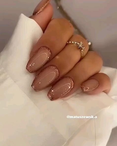 Gold Sparkle Nails, Nude Nails With Glitter, Rose Gold Nails Glitter, Beige Nails Design, Winter Nail Art Designs, Rose Gold Nails Design, Bridal Nail Art, Gold Nail Designs, Cute Toe Nails