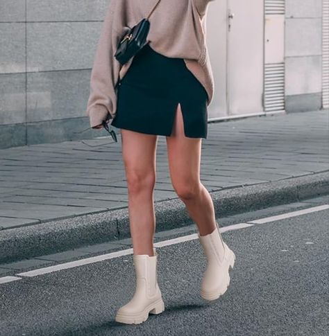 What To Wear With Chelsea Boots, Chunky Chelsea Boots Outfit, Black Booties Outfit, Platform Boots Outfit, Chelsea Boots Outfit, Tan Leather Ankle Boots, Yeezy Fashion, Boots Chunky Heel, Chunky Chelsea Boots