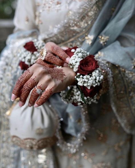 Nikkah Flower Jewellery, Nikah Hand Gajra, Bridal Gajra Hand, How To Make Gajra In Hands, Nikkah Gajrey, Flower Gajra For Hands, Rose Gajra In Hands, Gajra For Hands, Gajray Motia Aesthetic