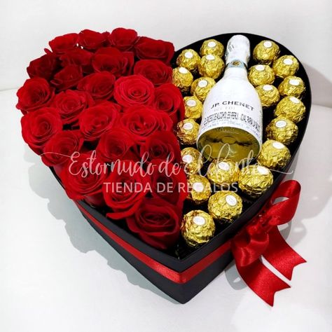 Caja en forma de corazón de rosas, chocolates y vino Chocolate Flowers Bouquet, Chocolate Flowers, Boyfriend Anniversary Gifts, Flower Boxes, Flower Gift, Chocolates, Flowers Bouquet, Mother’s Day, Valentine Gifts