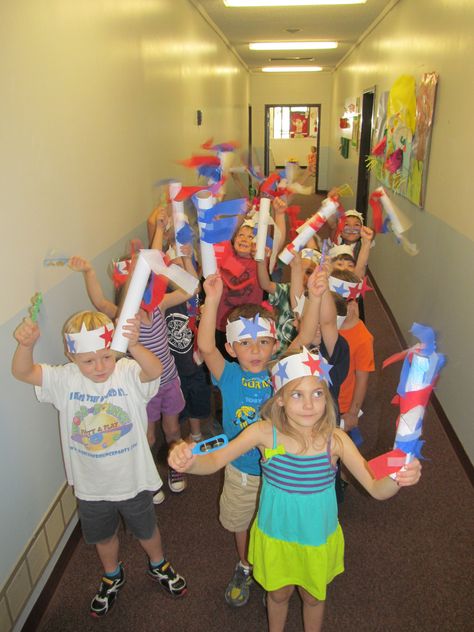 HAPPY FOURTH OF JULY PARADE - HEADBANDS AND STREAMERS & SHAKERS. 4th Of July Headband Craft Preschool, 4th Of July Headband Craft, Summer School Themes, June Art, Fourth Of July Parade, Daycare Curriculum, Infant Art, Toddlers Activities, Headband Crafts