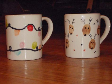 Handprint Mugs Christmas, Xmas Pottery Painting, Christmas Mug Diy, Dit Christmas, Preschool Christmas Gifts, Christmas Presents For Teachers, Diy Christmas Mugs, Diy Mug Designs, Christmas Pottery