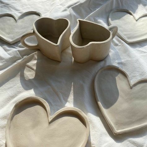 Making Ceramics, Heart Pottery, Diy Pottery Painting, Pottery Inspo, Sculpture Art Clay, Cerámica Ideas, Pottery Painting Designs, Strawberry Pink, Diy Ceramic