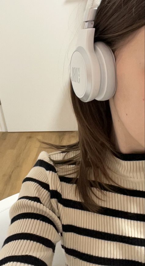 Jbl Tune 710bt Aesthetic, Earphone Aesthetic Girl, Jbl Kulaklık Aesthetic, Music Therapy Aesthetic, Earphone Aesthetic, Jbl Earphones, Aesthetic Earphones, Therapy Aesthetic, Earphones Aesthetic