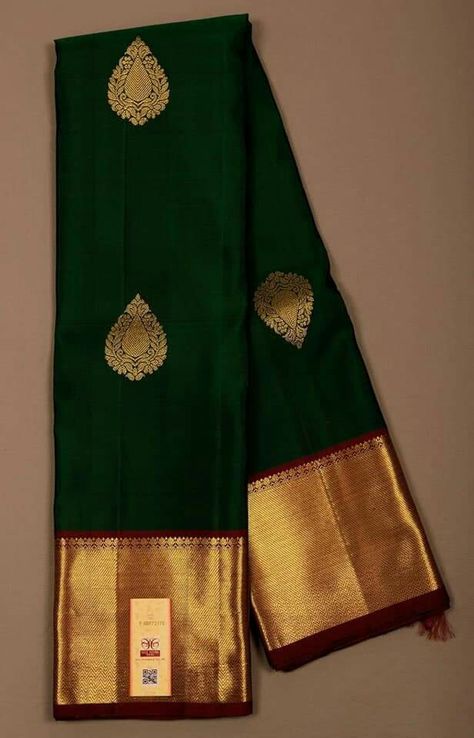 Saree Sabyasachi, Green Sarees, Green Silk Saree, Kerala Saree Blouse, Kerala Saree Blouse Designs, Silk Saree Blouse Designs Patterns, Latest Silk Sarees, Kanjivaram Sarees Silk, New Saree Designs