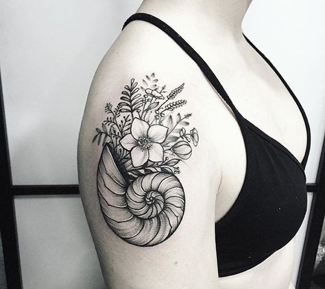 Shell and floral tattoo Tropisches Tattoo, Tattoo Lily, Tropical Tattoo, Seashell Tattoos, Shell Tattoos, Petit Tattoo, Theme Tattoo, Flower Tattoo Shoulder, Beach Tattoo